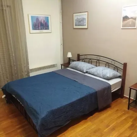 διαμερισμα α οροφου στο κεντρο τησ πολησ Apartment *